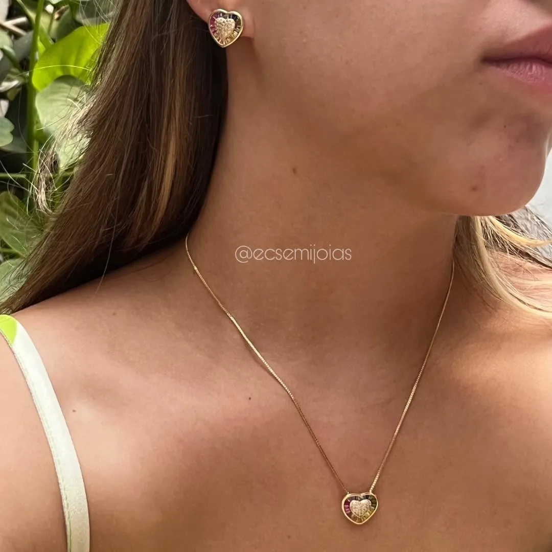 Conjunto de brinco e colar de coração cravejado no centro e bordas cravejadas com zircônias baguetes - banhado a ouro 18k