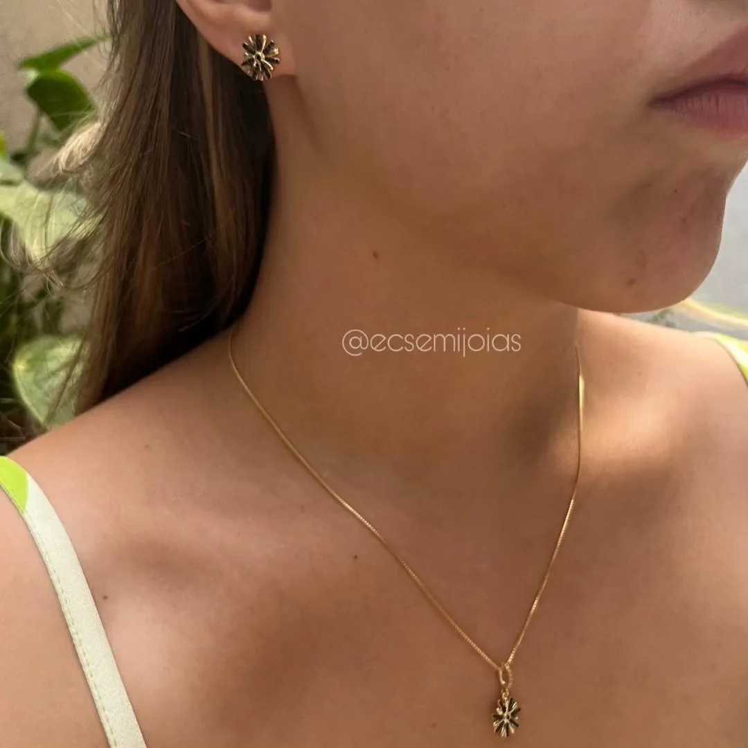 Conjunto de brinco e colar de florzinha cravejada - banhado a ouro 18k