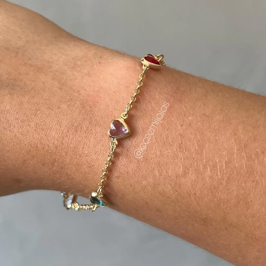 Pulseira elo português fininho com 5 corações de cristais - 15cm + extensor - banhado a ouro 18k