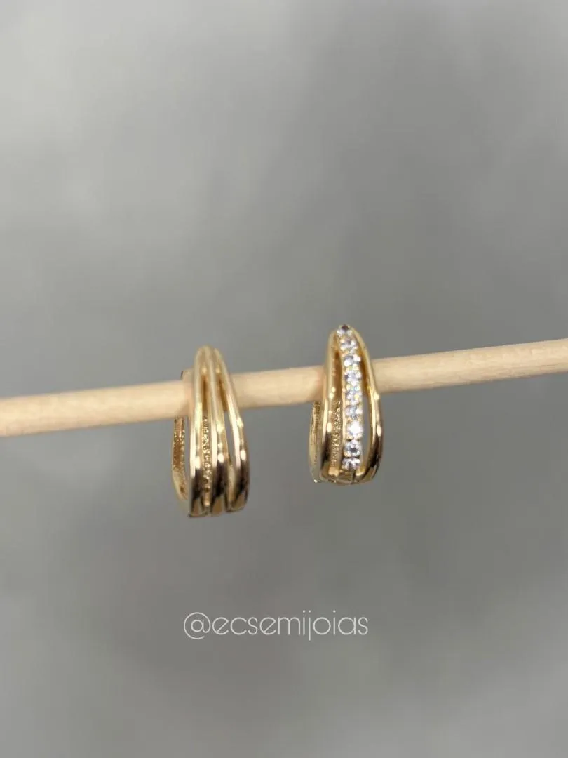 Argola oval vazado com com aro cravejado no centro e 2 aros lisos nas laterais - banhado a ouro 18k