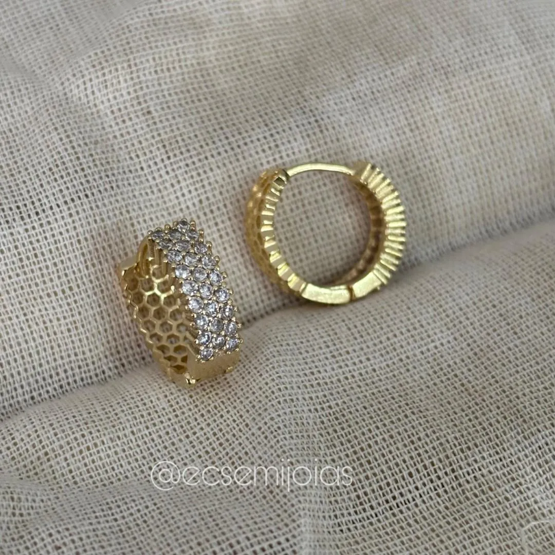 Argola com 3 fileiras cravejadas e aro vazado atrás - 5x16mm - banhado a ouro 18k