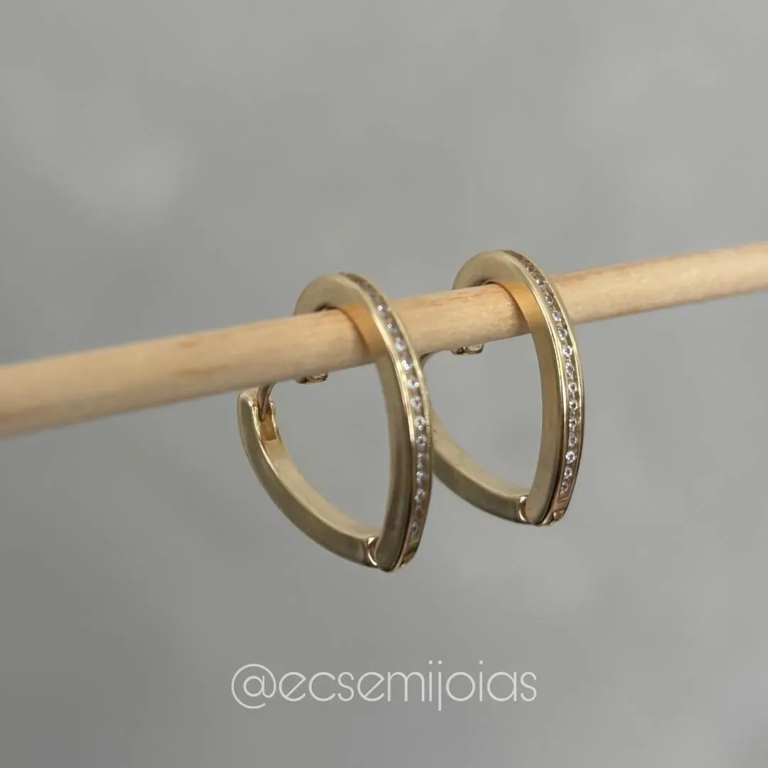 Argola formato de coração com 1 fileira cravejada - 2x20mm - banhado a ouro 18k