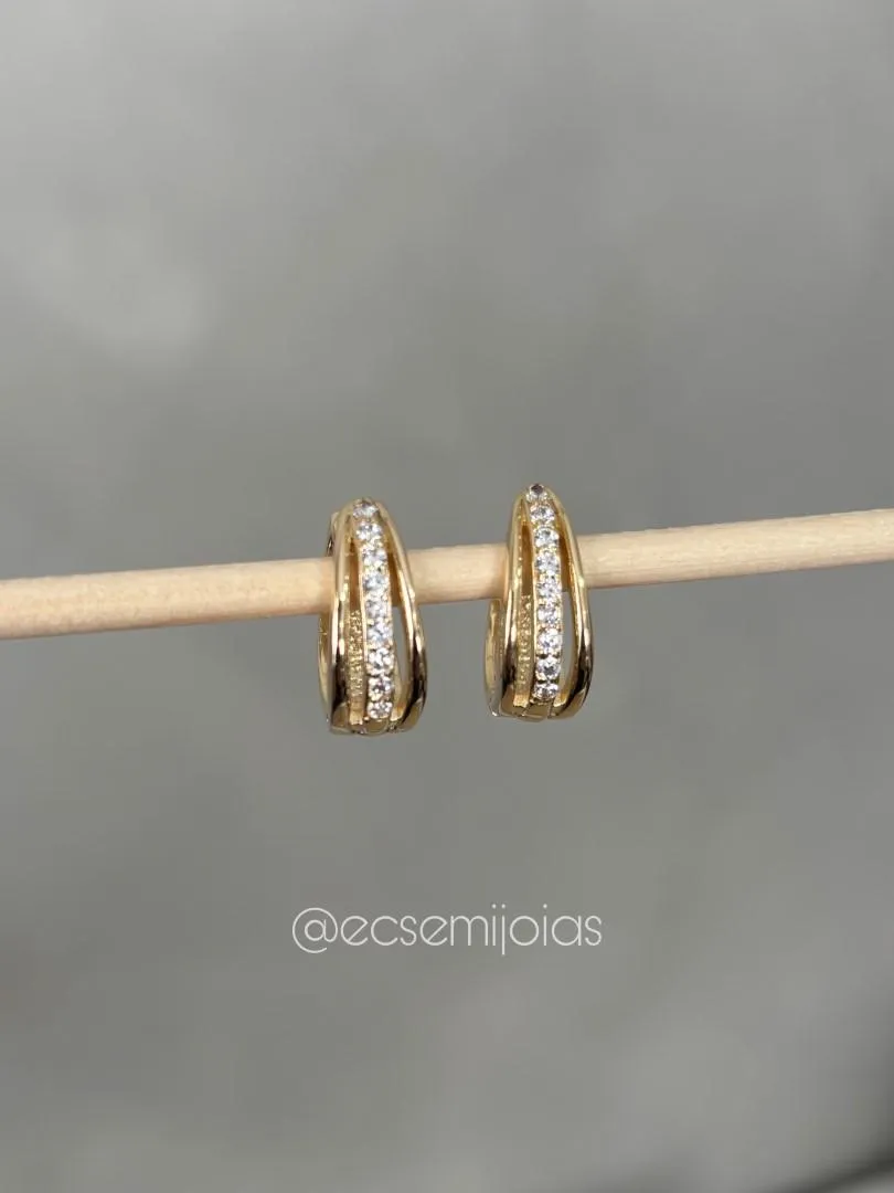 Argola oval vazado com com aro cravejado no centro e 2 aros lisos nas laterais - banhado a ouro 18k